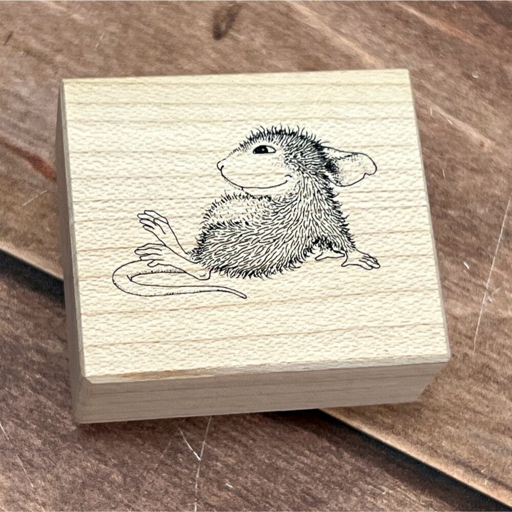 HOUSE MOUSE C338 MUDPIE SITTING FROM THE LEFT WOOD / RUBBER STAMP BY STAMPA ROSA